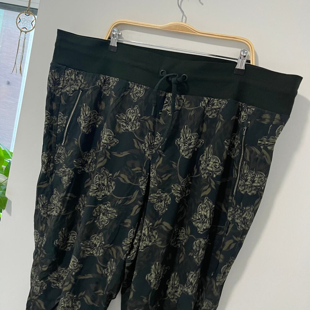 Athleta Trekkie North Green Floral Printed Joggers Size 24 - Picture 4 of 6